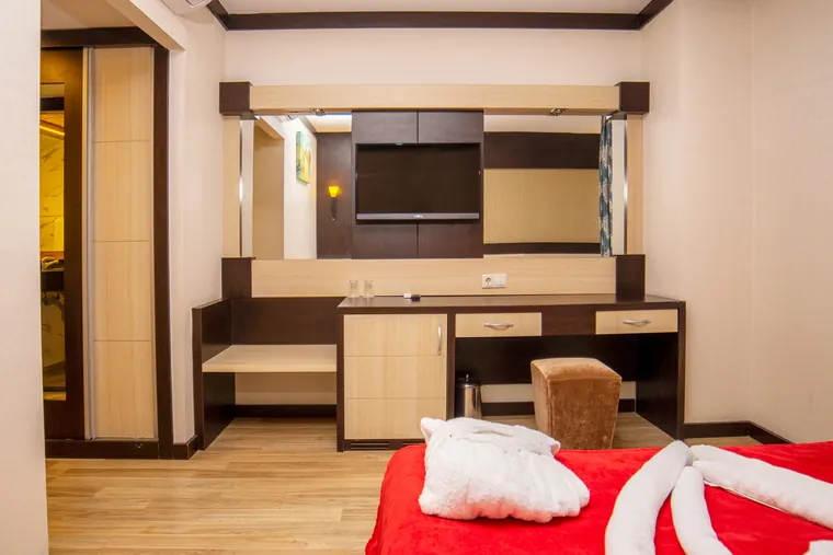 Honeymoon room decoration